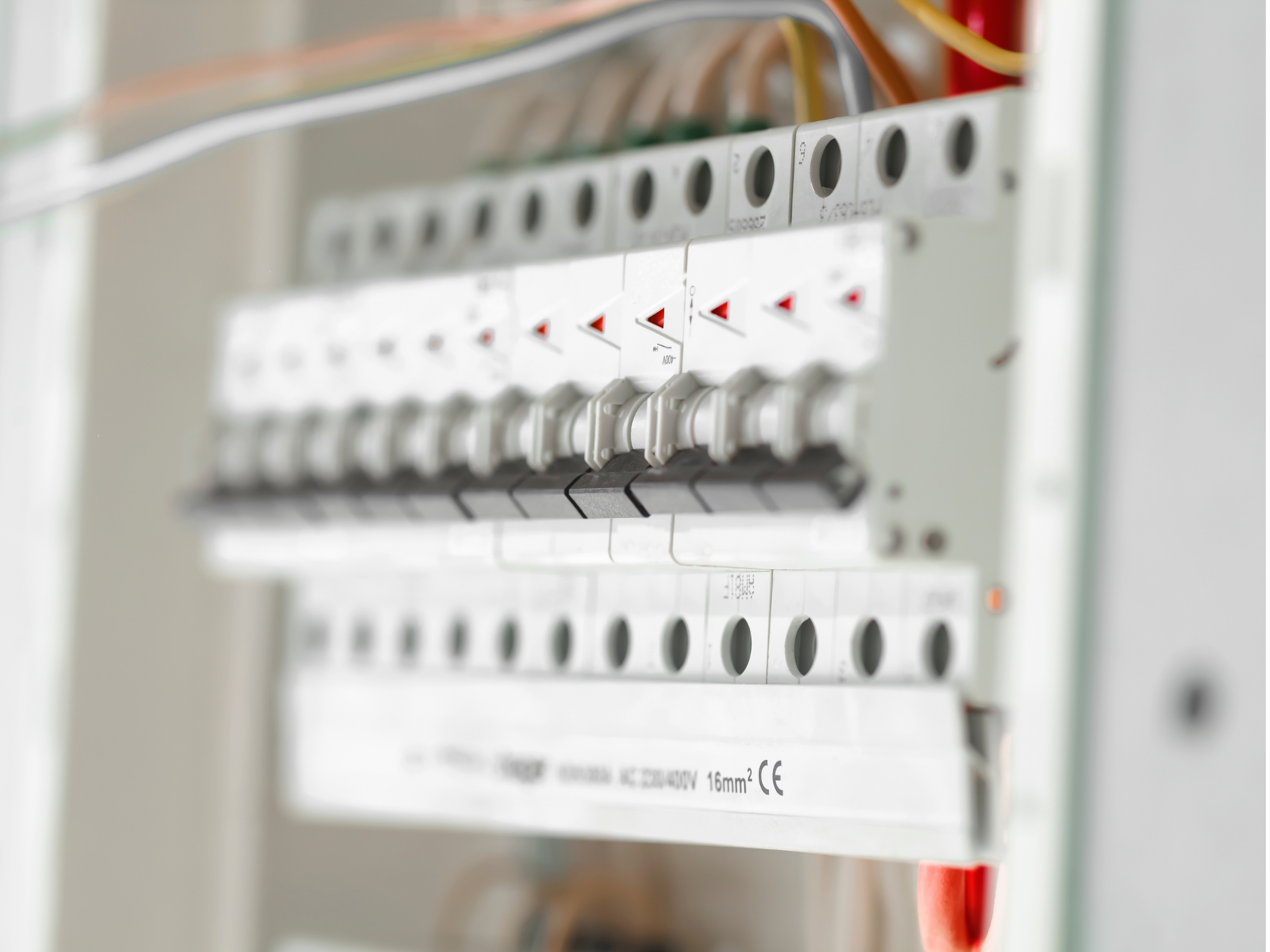 Gros plan sur un tableau électrique comportant plusieurs disjoncteurs, certains activés et d'autres désactivés.
