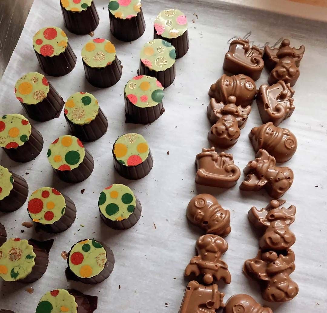 Un montón de chocolates en un trozo de papel encerado.