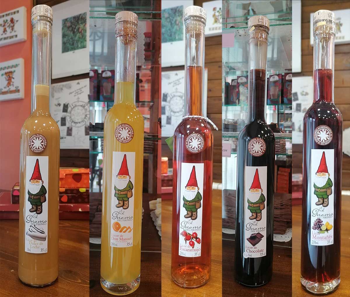 Varias botellas de licor con gnomos en las etiquetas.