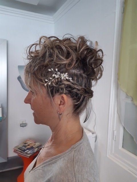 Coiffure de mariée blonde de profil avec barrette