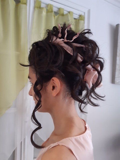 Coiffure de mariée de profil avec foulard