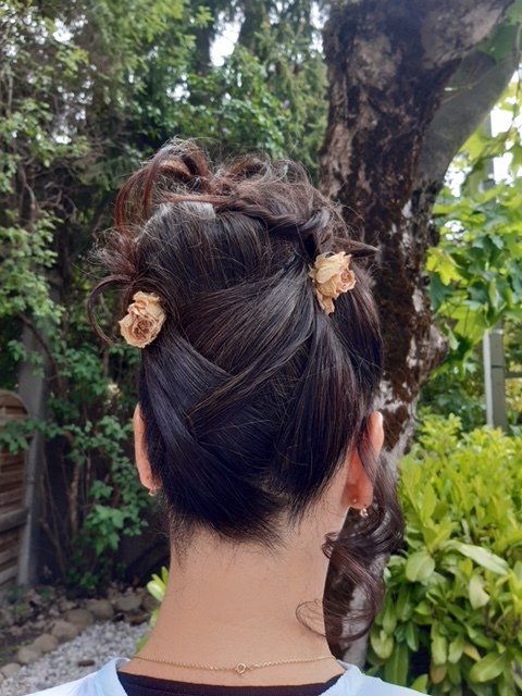 Coiffure de mariée avec fleur beige de dos