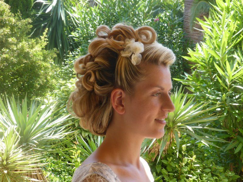 Coiffure de mariée blonde de profil