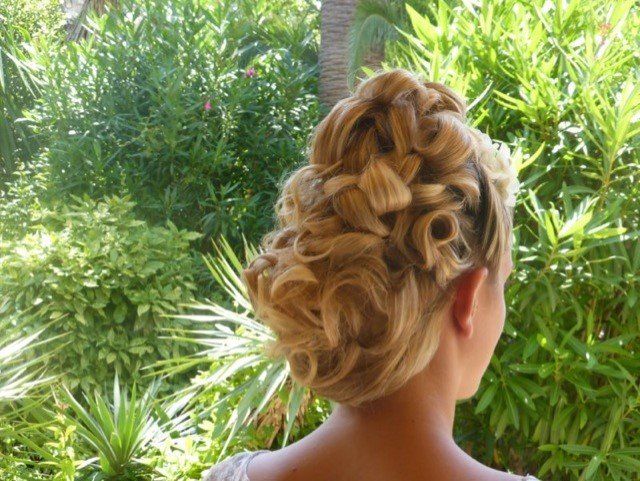 Coiffure de mariée blonde de dos