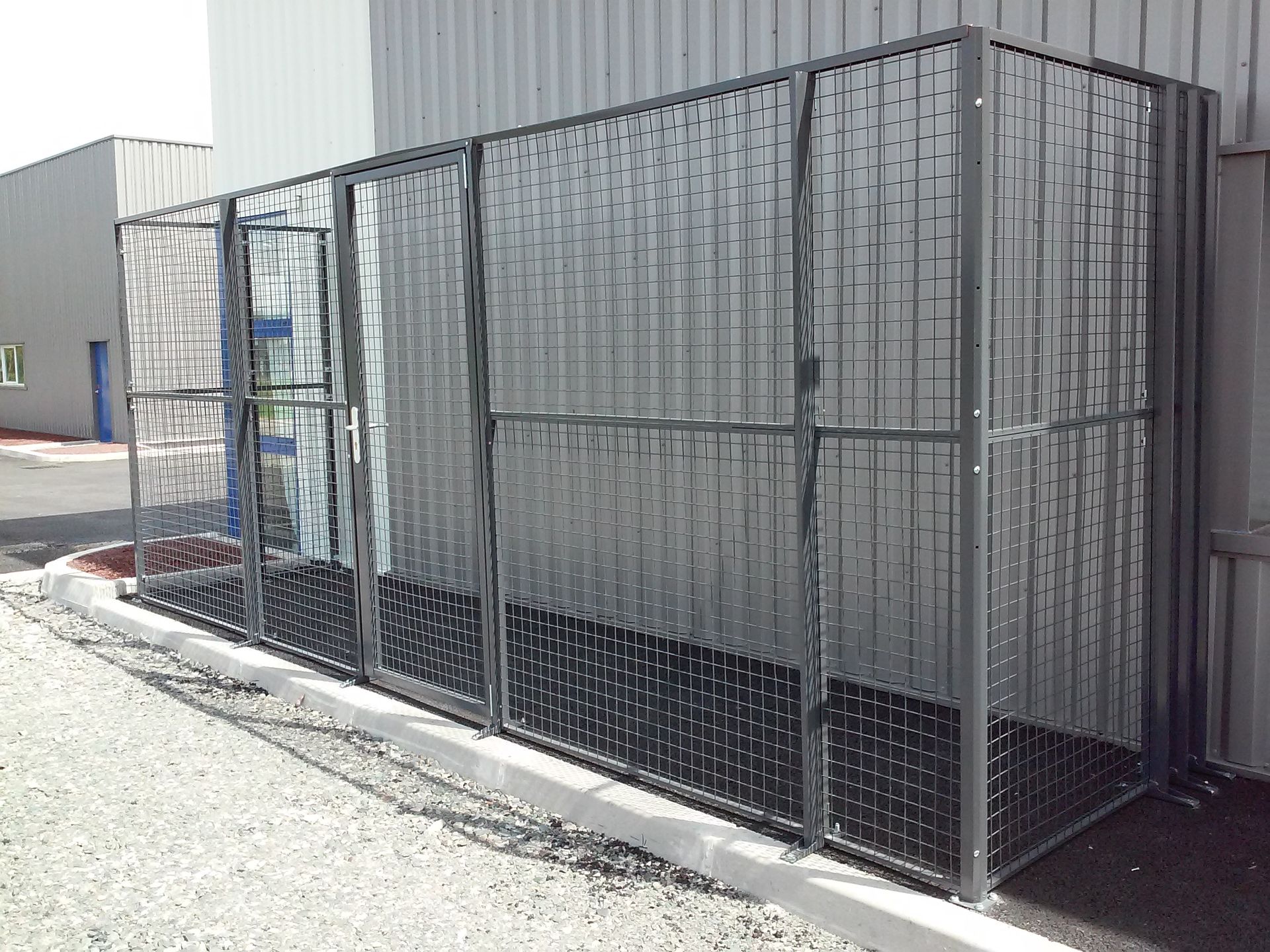 Une plateforme avec des étagères en dessous