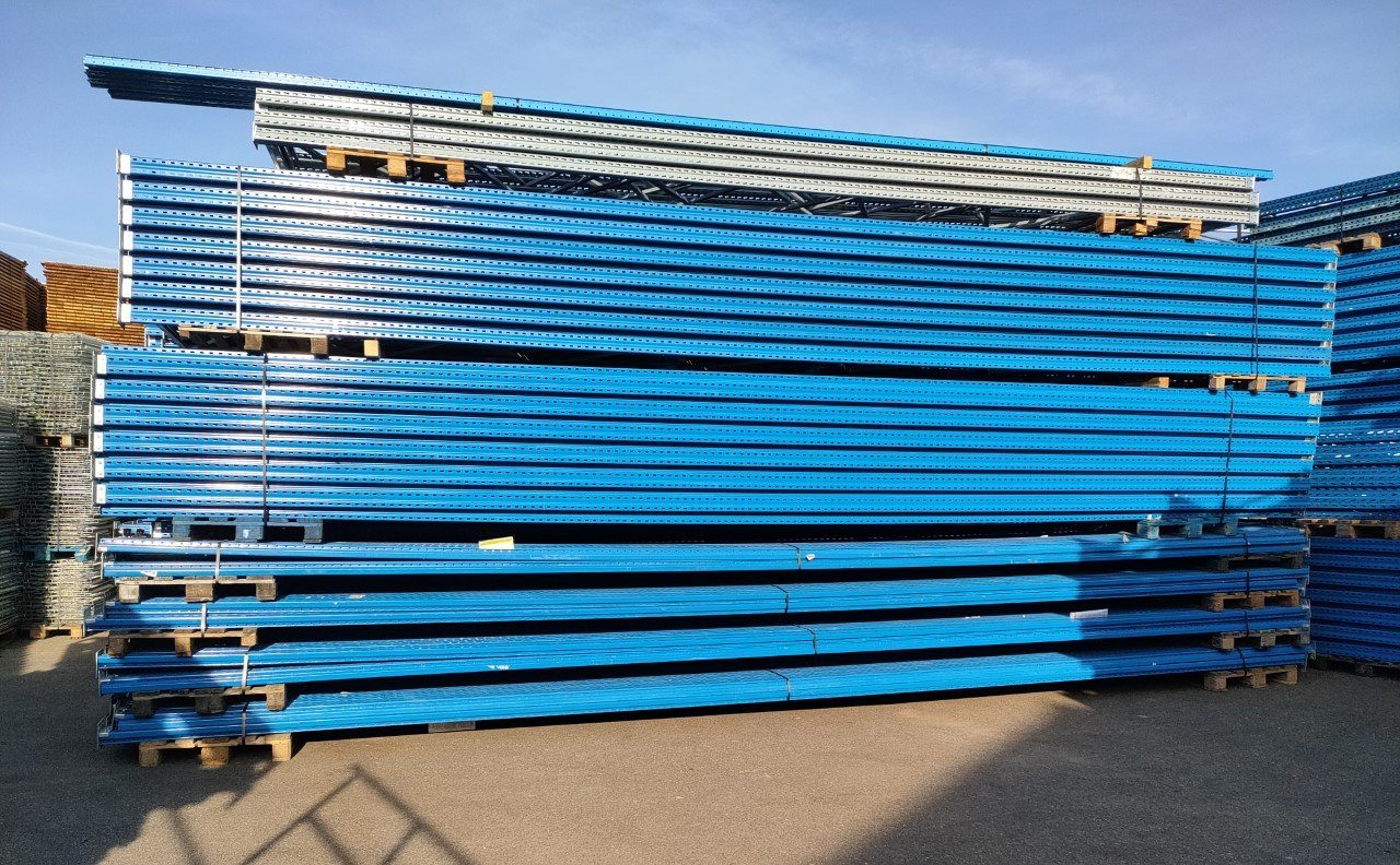 Rayonnages métalliques bleus et en extérieur