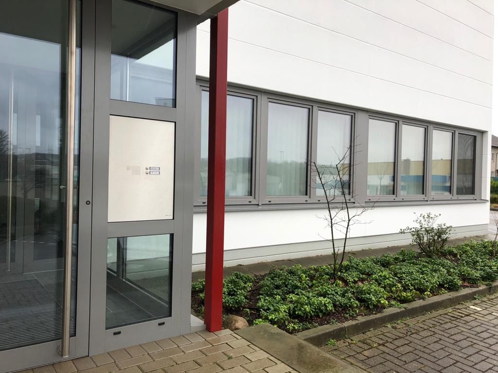 Haustür und Fenster