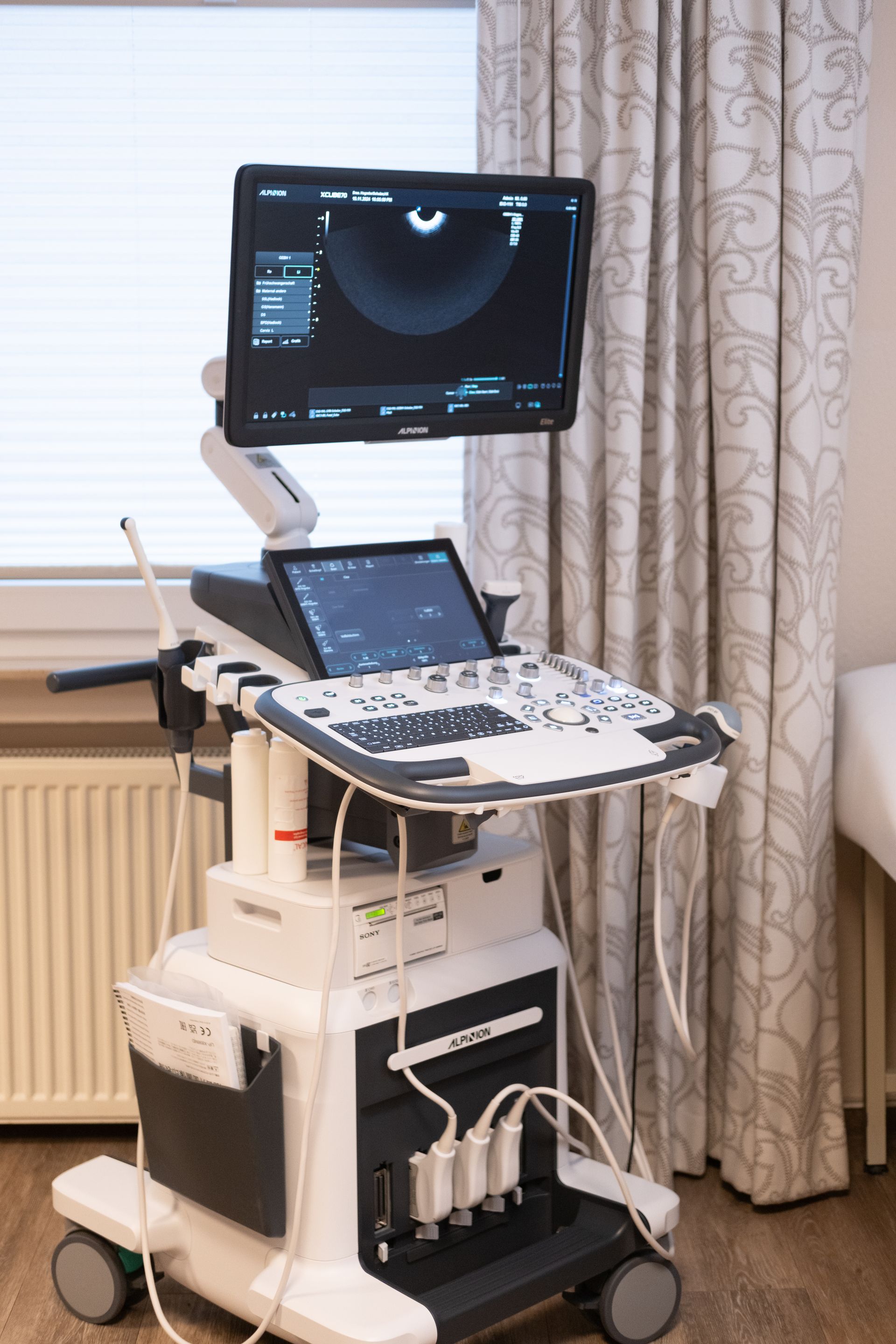 In einem Raum neben einem Fenster steht ein Ultraschallgerät.