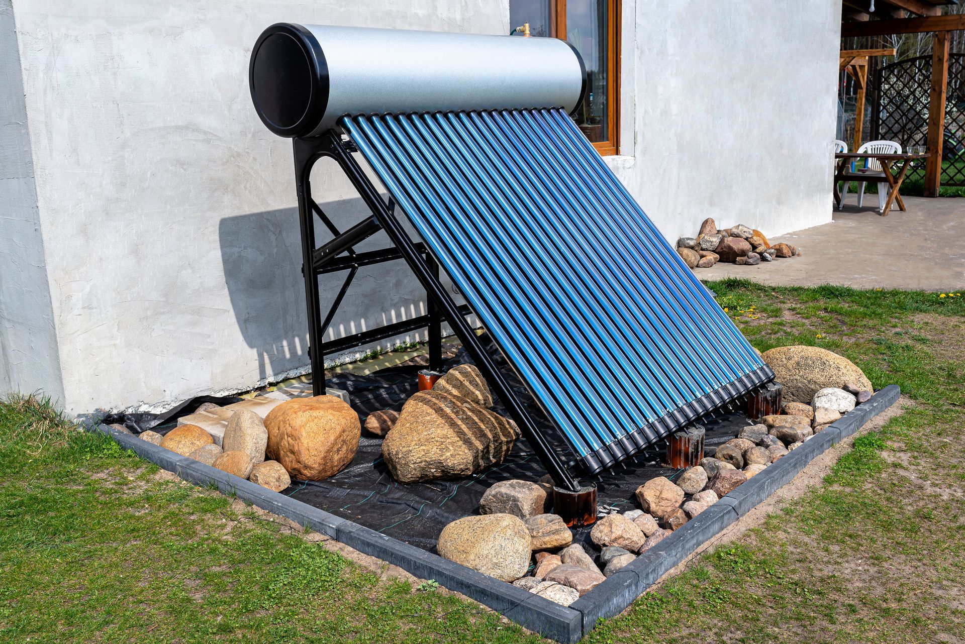 Un panneau solaire avec des pierres
