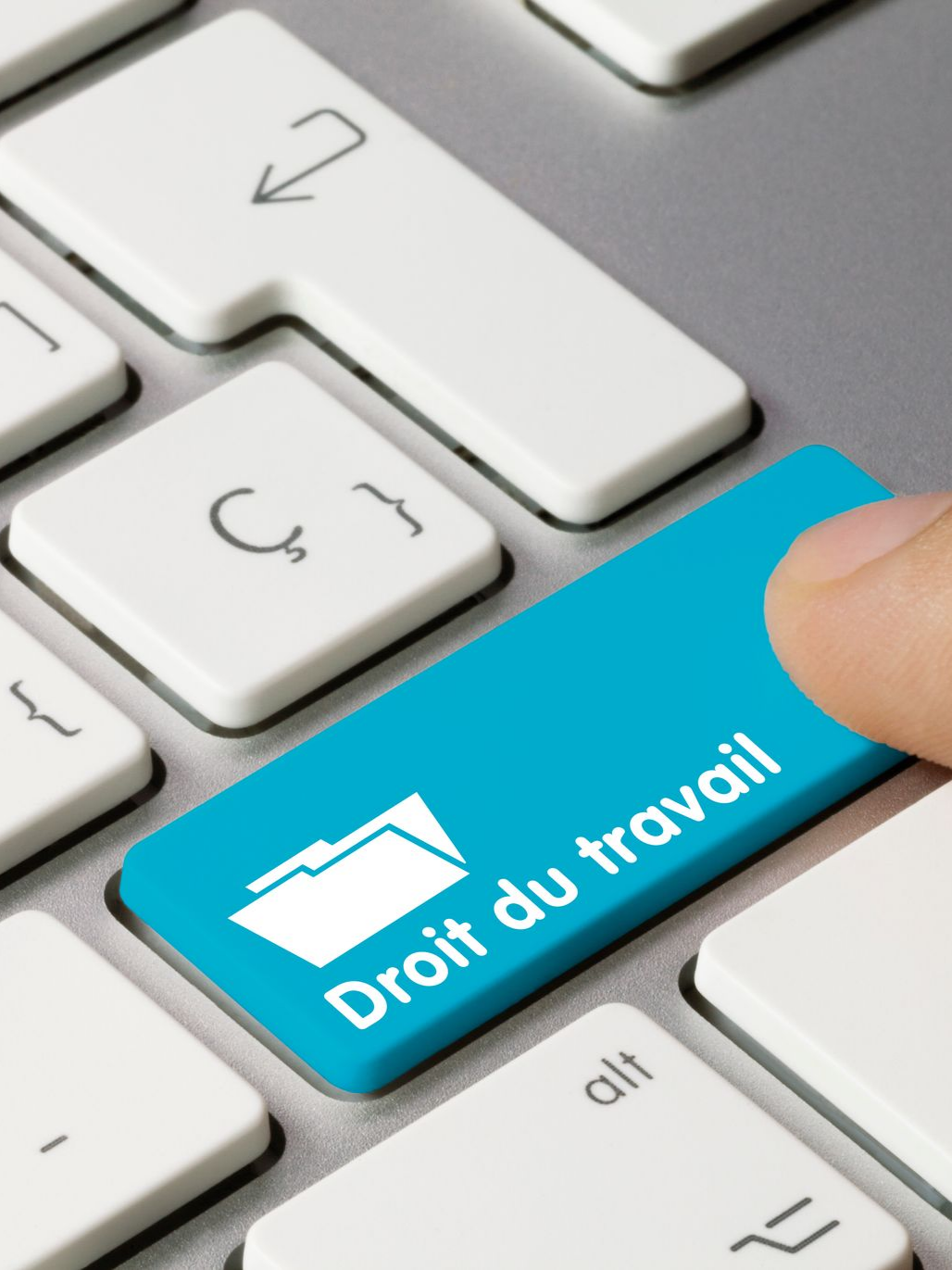 Doigt appuyant sur la touche bleue étiquetée Droit du travail sur un clavier blanc.