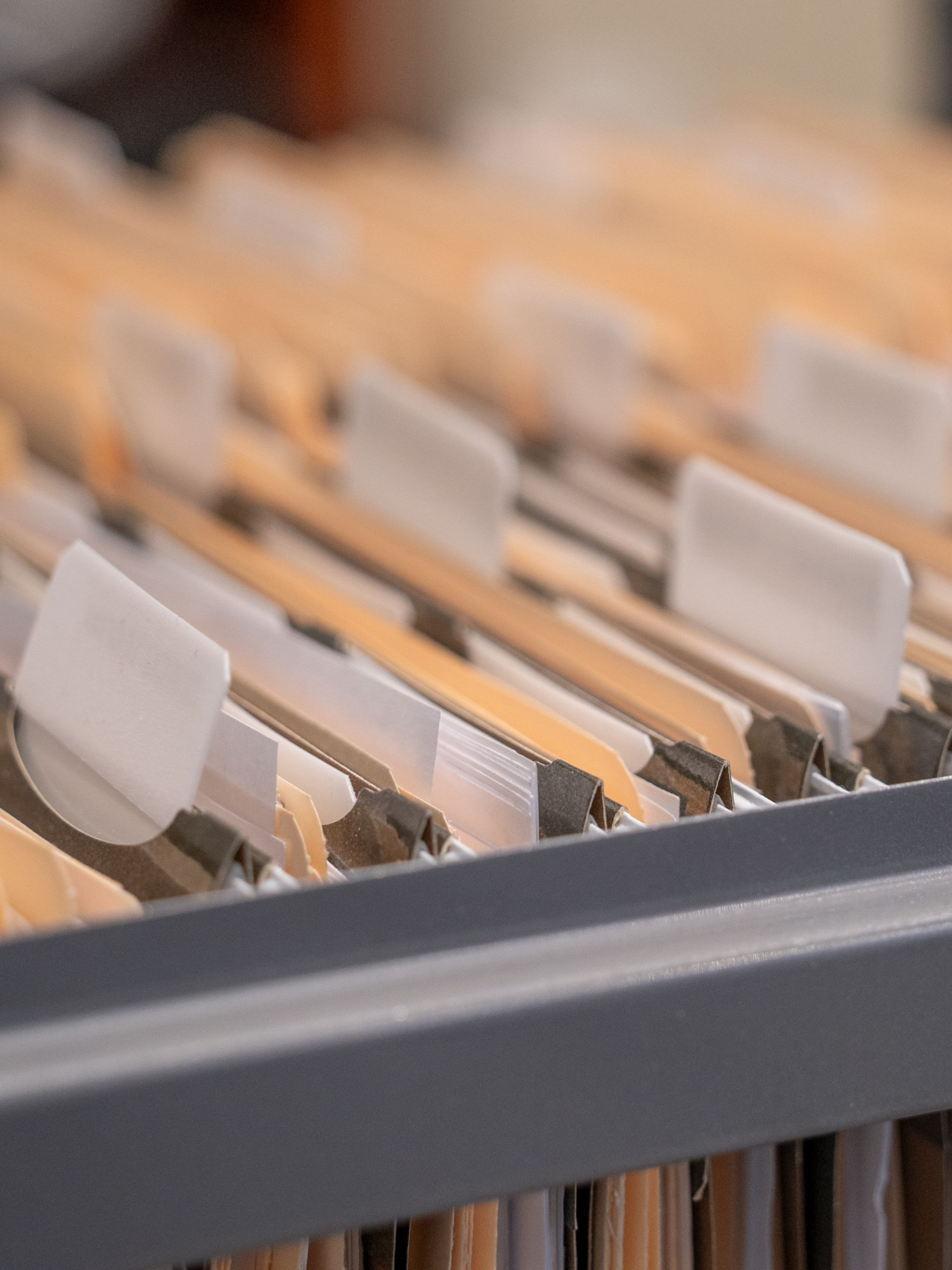 Dossiers à étiquettes blanches dans un organiseur de tiroir de bureau.