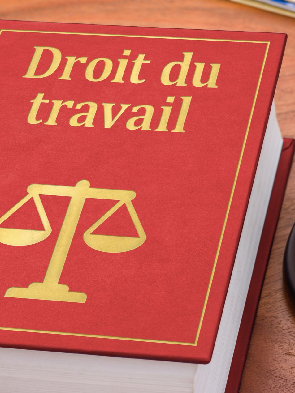 Livre juridique rouge intitulé Droit du travail avec une icône dorée représentant la balance de la justice.