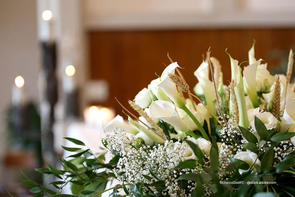 weißer Blumenstrauß in Kirche