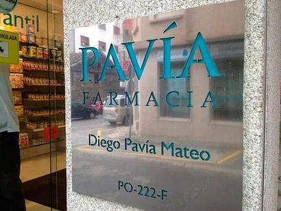 Un cartel que dice Pavía Farmacia.