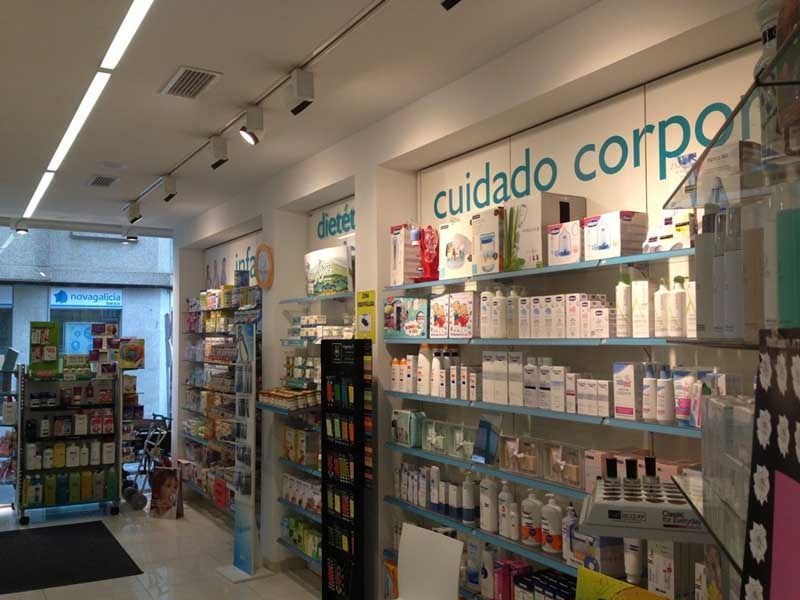 Una farmacia con un cartel que dice cuidado corpo