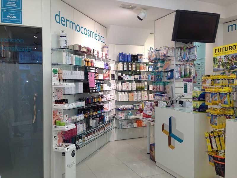 El interior de una farmacia llena de muchos productos.