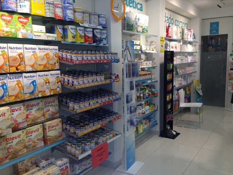El interior de una farmacia llena de comida para bebés.