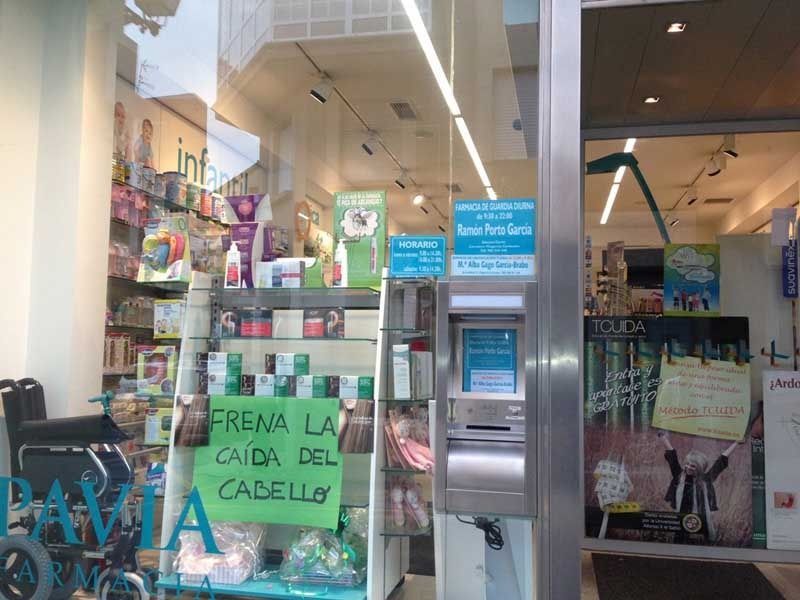 Un escaparate con un cartel que dice frena la caída del cabello