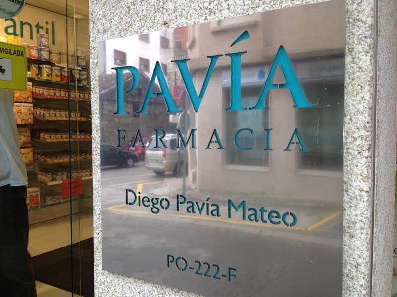 Un cartel que dice farmacia pavia diego pavia mateo