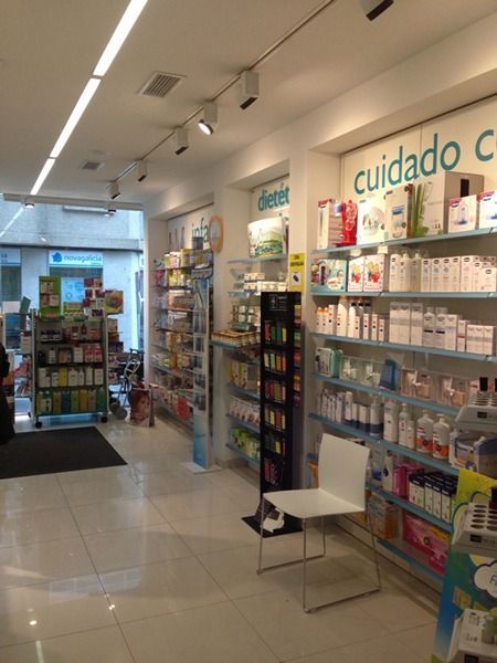 Una farmacia con un cartel que dice cuidado
