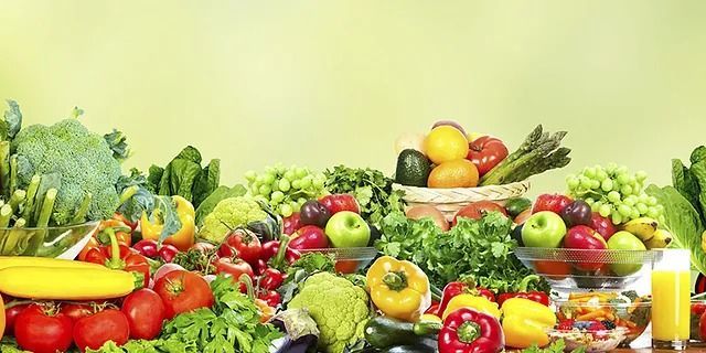Una mesa cubierta con una variedad de frutas y verduras.