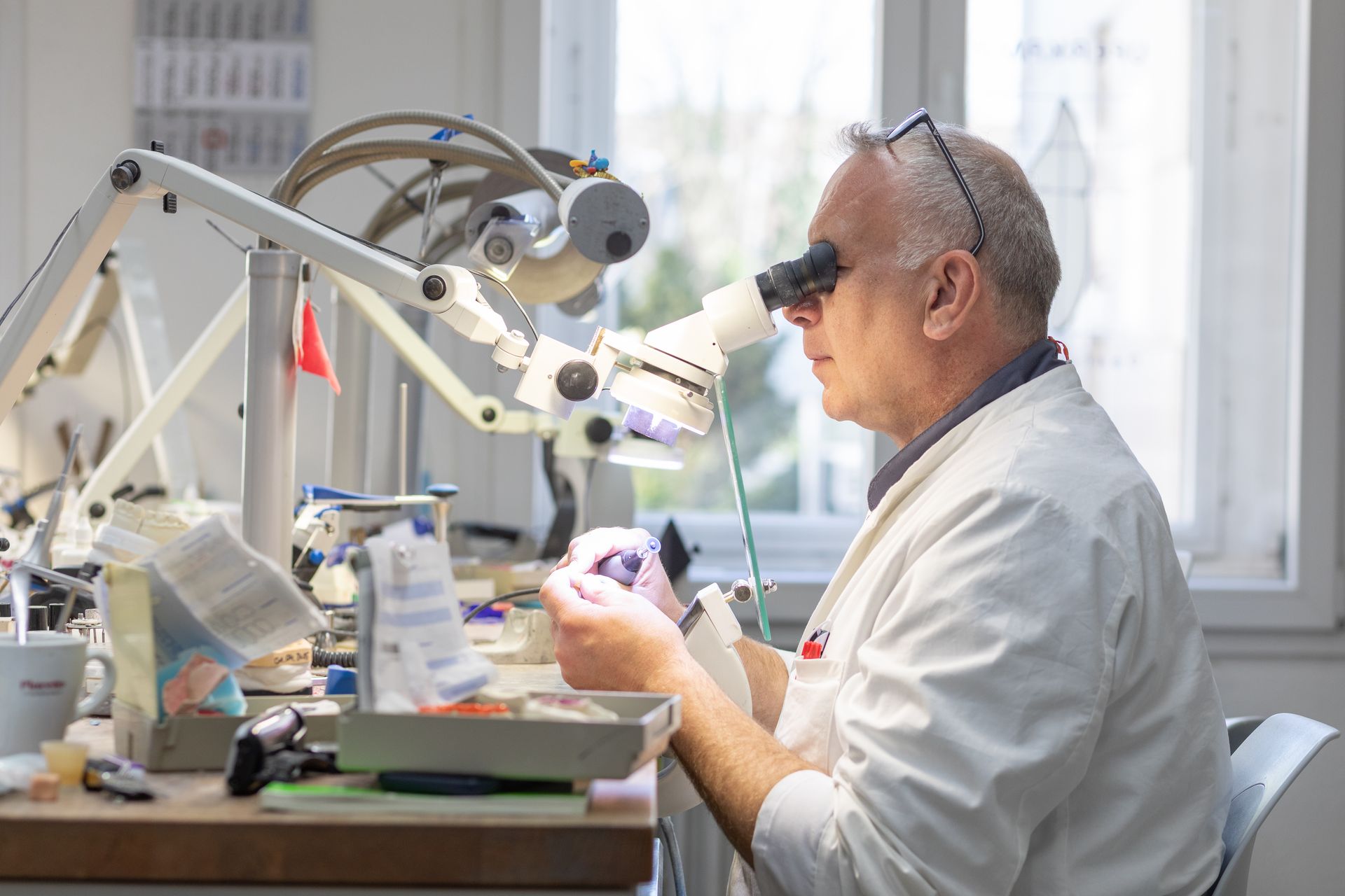 Ein Schwarzweißfoto einer Gruppe von Menschen vor einem Gebäude mit einem Schild an der Wand, auf dem „Krankenhaus“ steht
