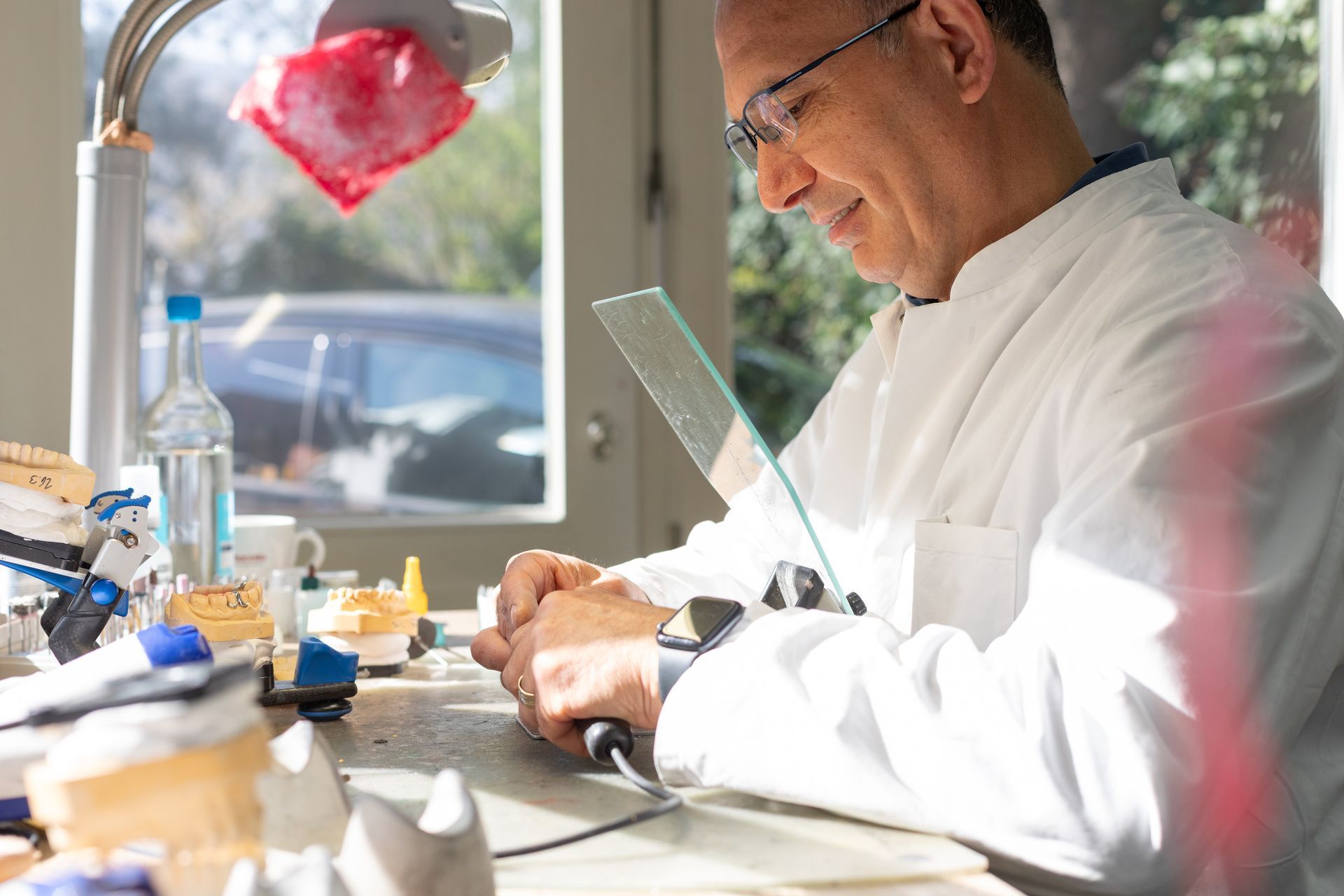 Ein Schwarzweißfoto einer Gruppe von Menschen, die vor einem Gebäude stehen