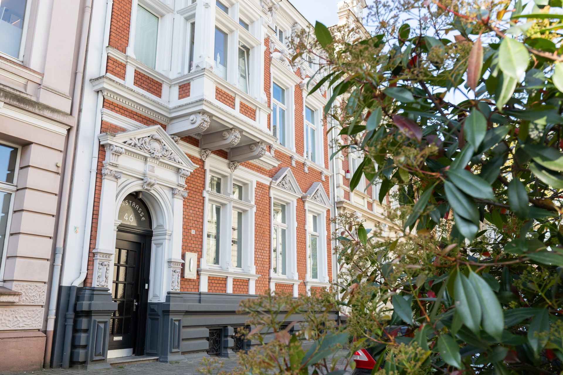 Eine Gruppe von Männern sitzt um einen Tisch und trinkt Kaffee
