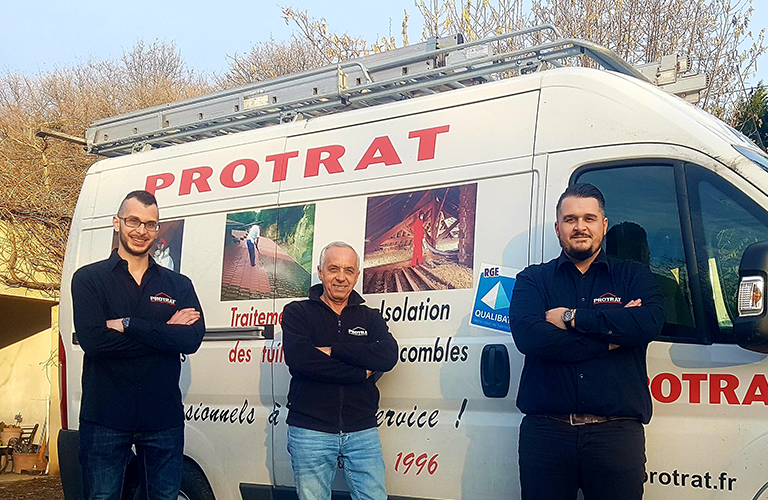 Trois hommes devant un camion