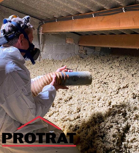 Un artisan Protrat qui pose de l'isolant