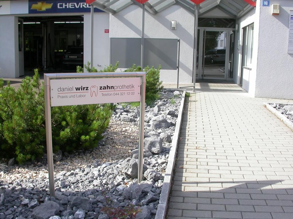 Eingang Gebäude - Daniel Wirz Zahnprothetik - Zürich