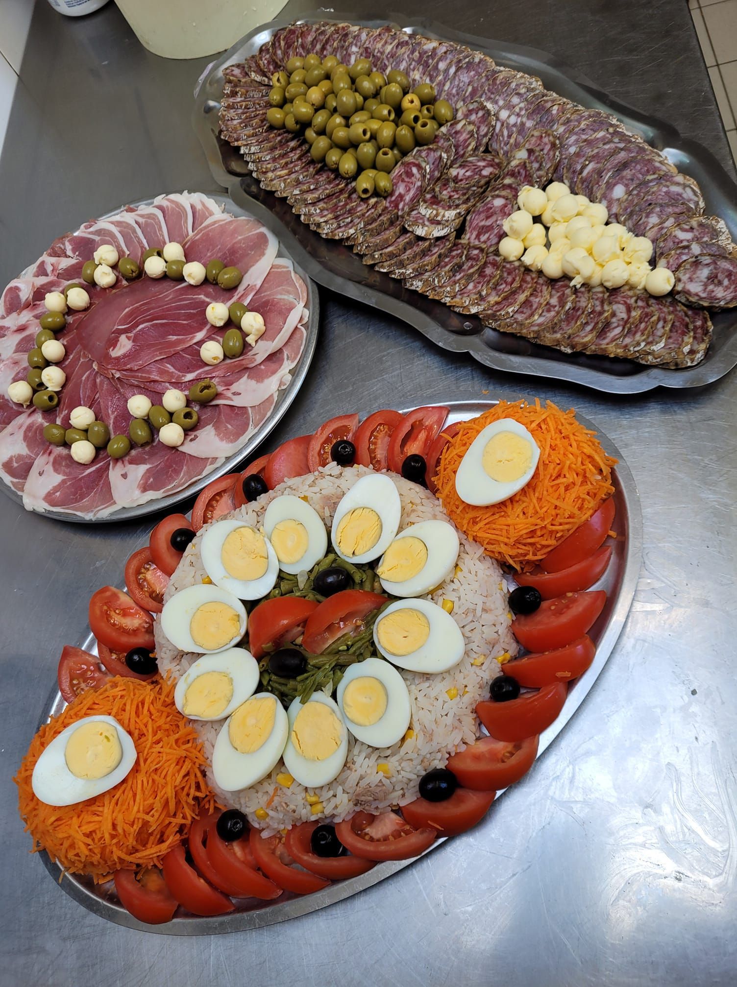 Des assiettes de charcuterie et de légumes.