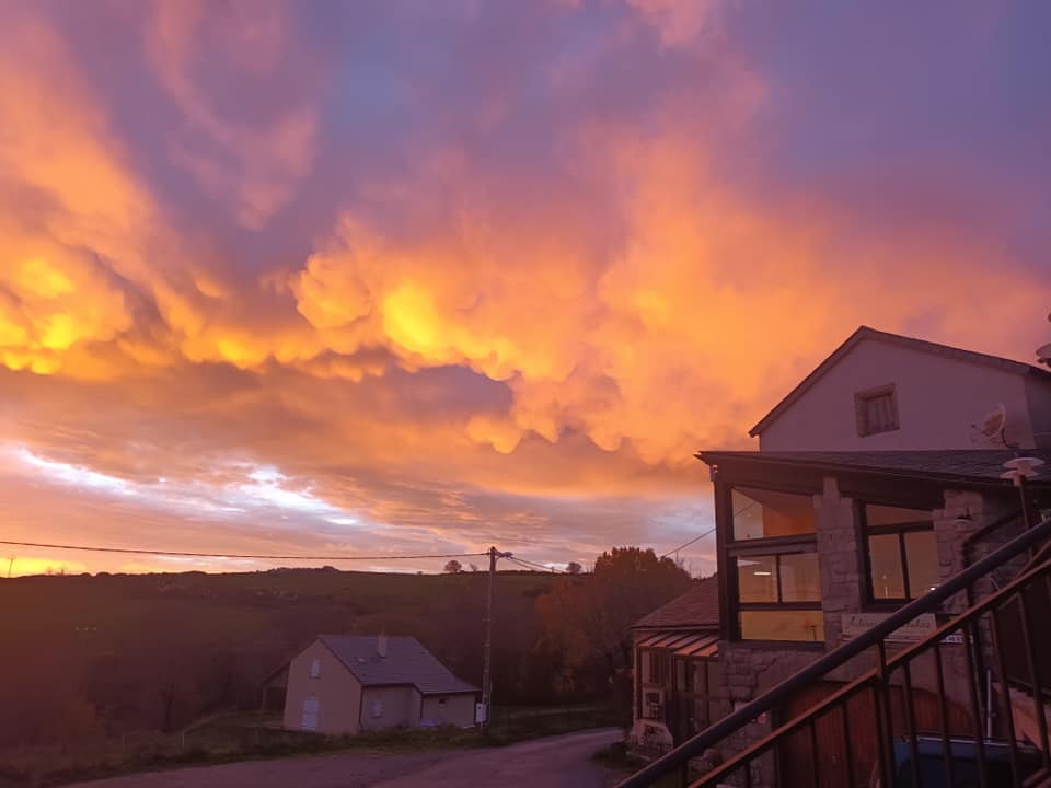 L'extérieur de l'auberge et un coucher de soleil.