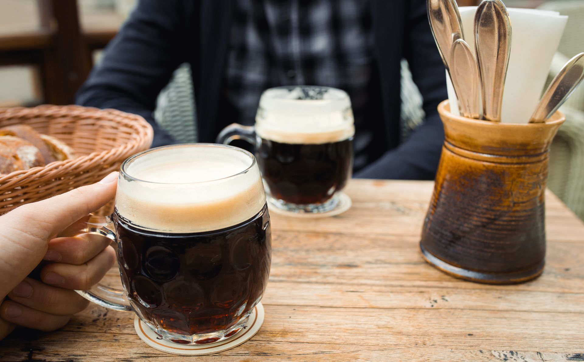 Deux verres de bière.