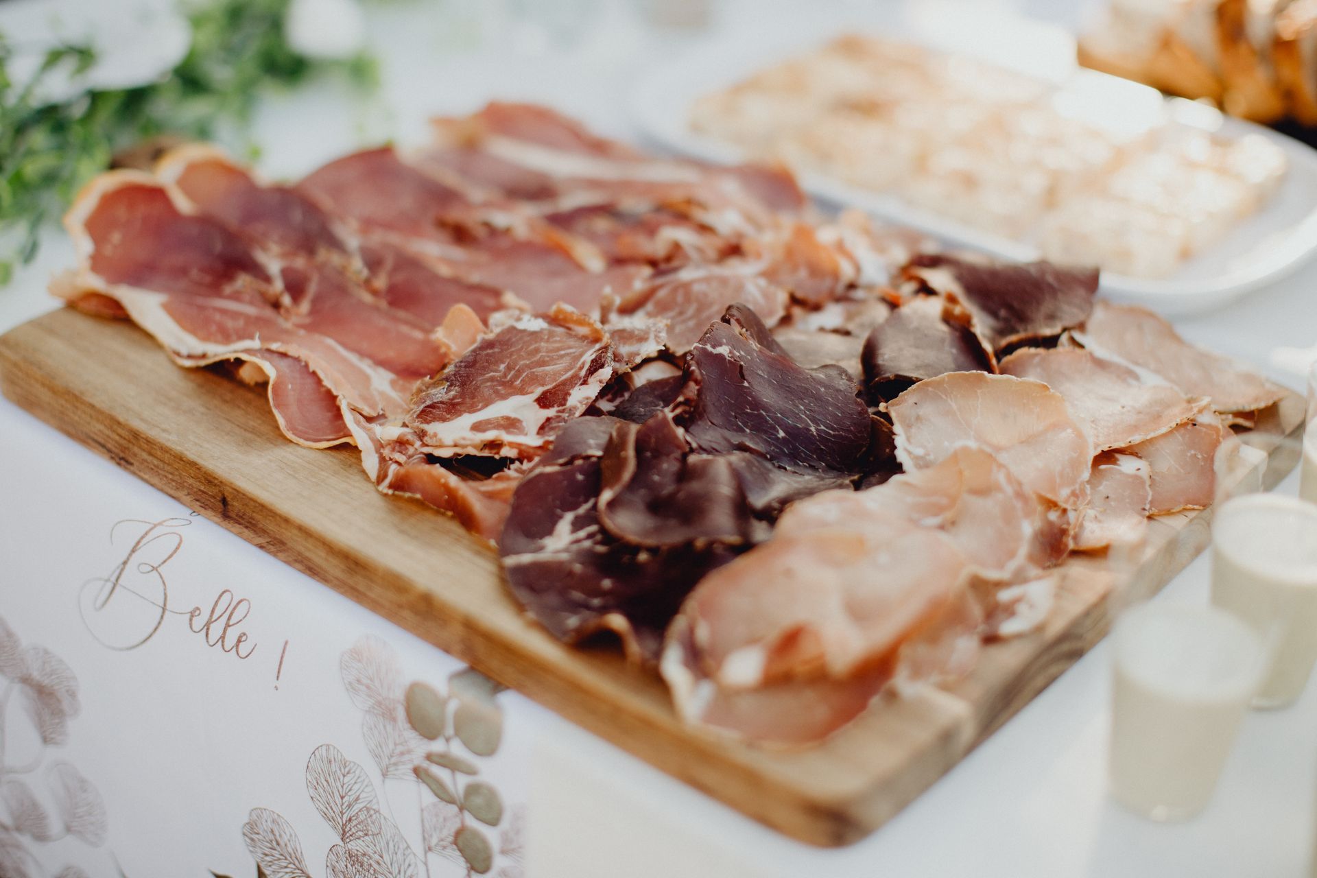 Une planche de charcuterie.