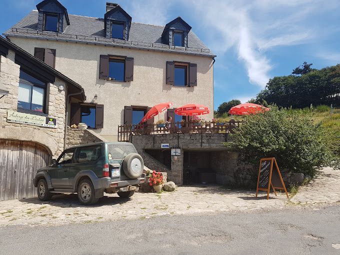 Le bar et l'auberge.