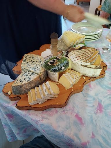 Une planche de fromages.