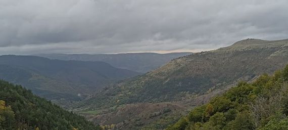 Des montagnes.