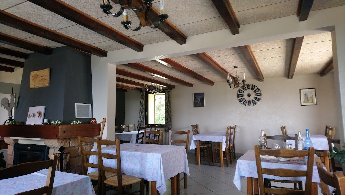 L'intérieur du restaurant de l'auberge.