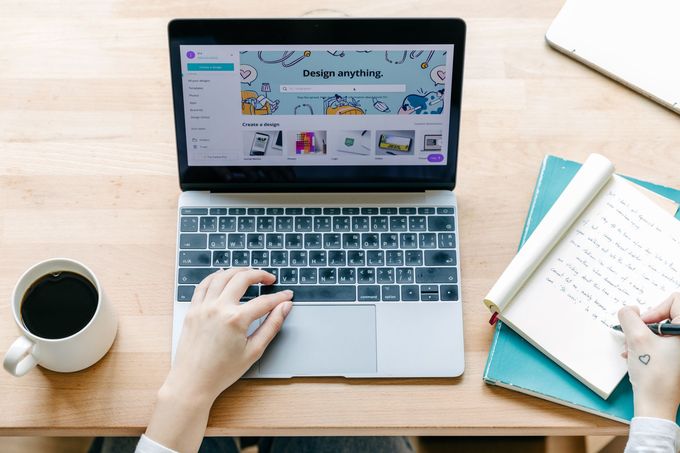 Laptop mit Tasse Kaffee