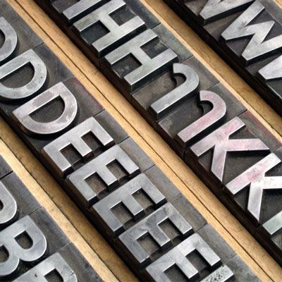 Nahaufnahme einer Reihe von Metall-Buchstaben für eine Druckerpresse