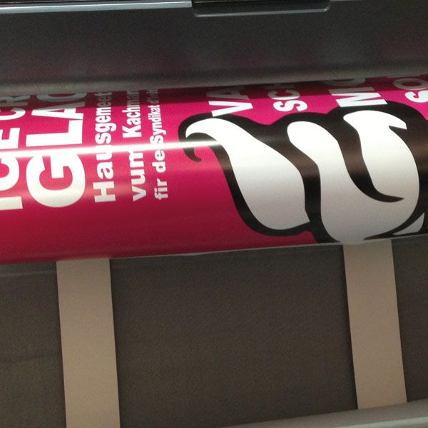 Eine Nahaufnahme eines eingerollten pinken Plakats