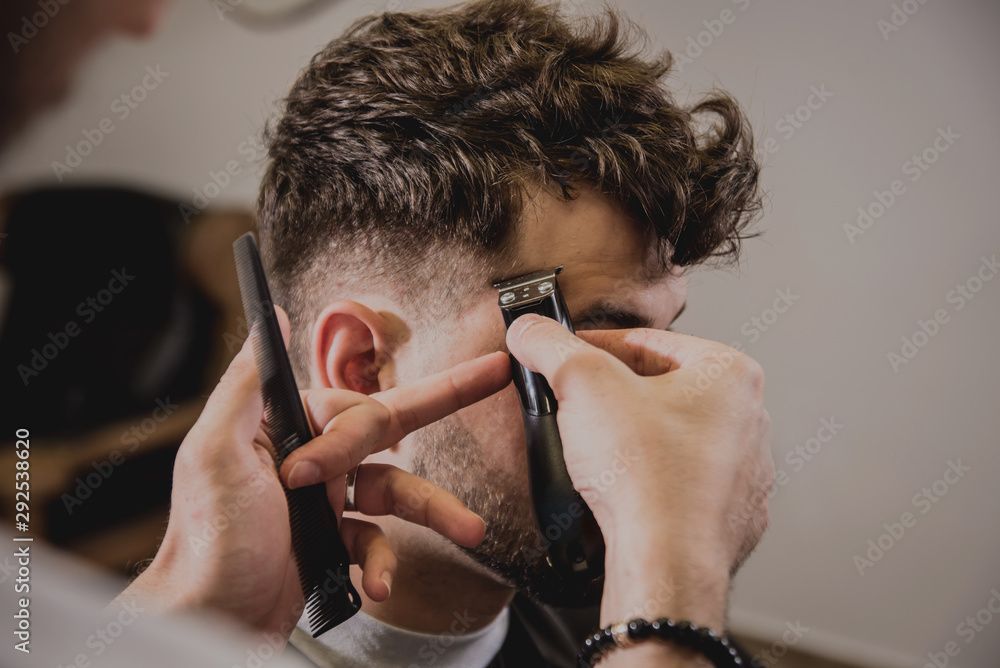 Mitarbeiter von Coiffure mina schneidet Mann die Haare