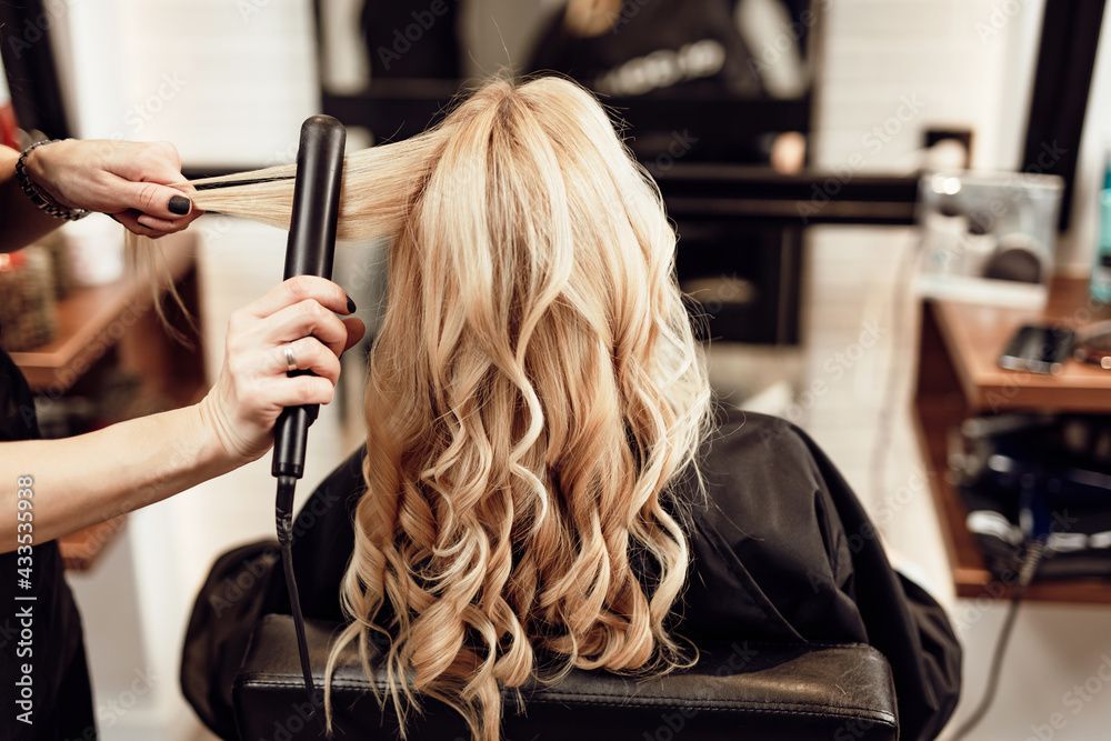 Mitarbeiterin von Coiffure mina stylt Haare von Kundin