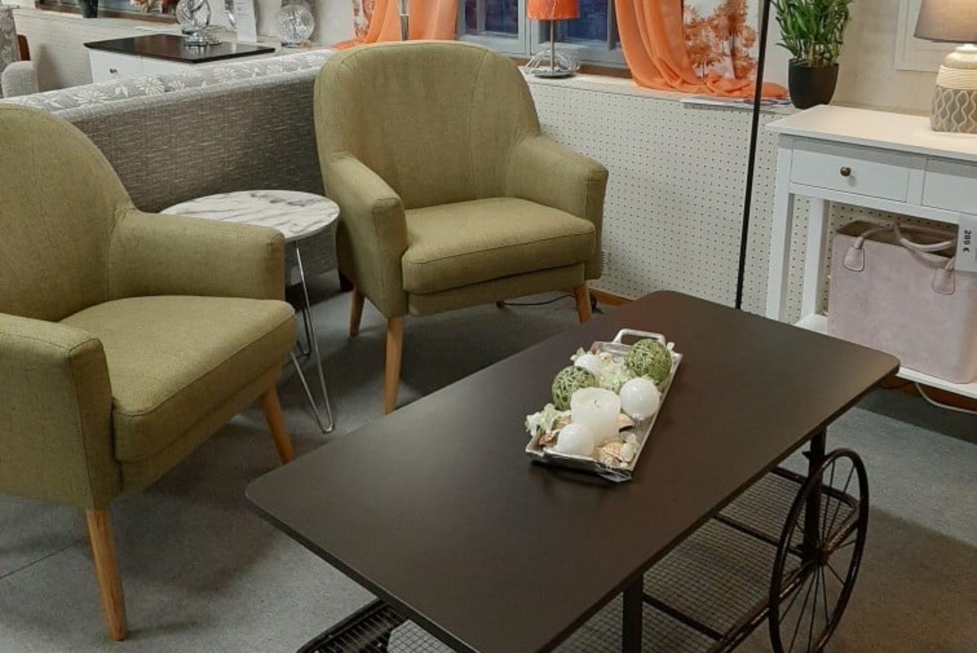 Kaksi nojatuolia ja pöytä