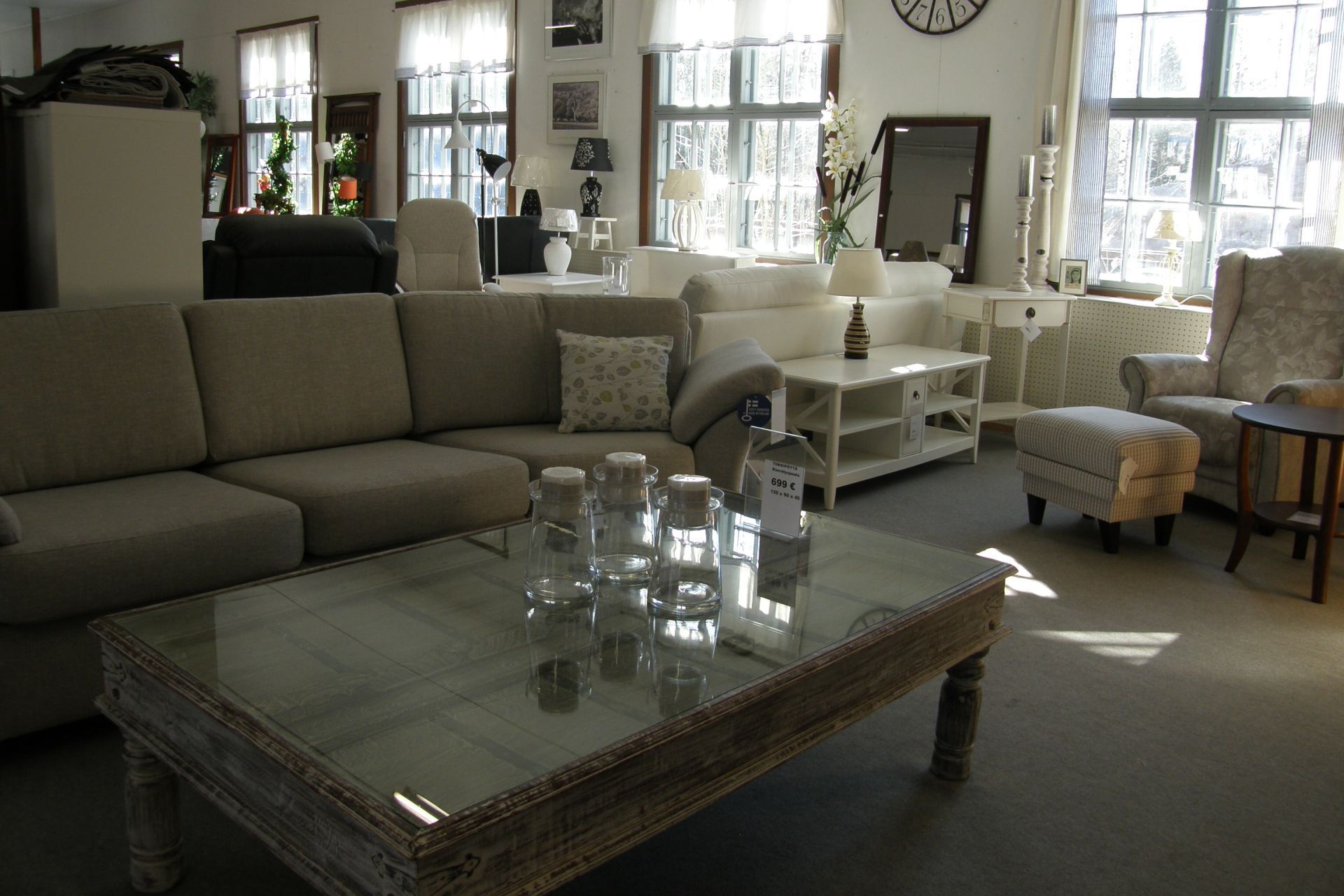 Huonekaluja myymälässä