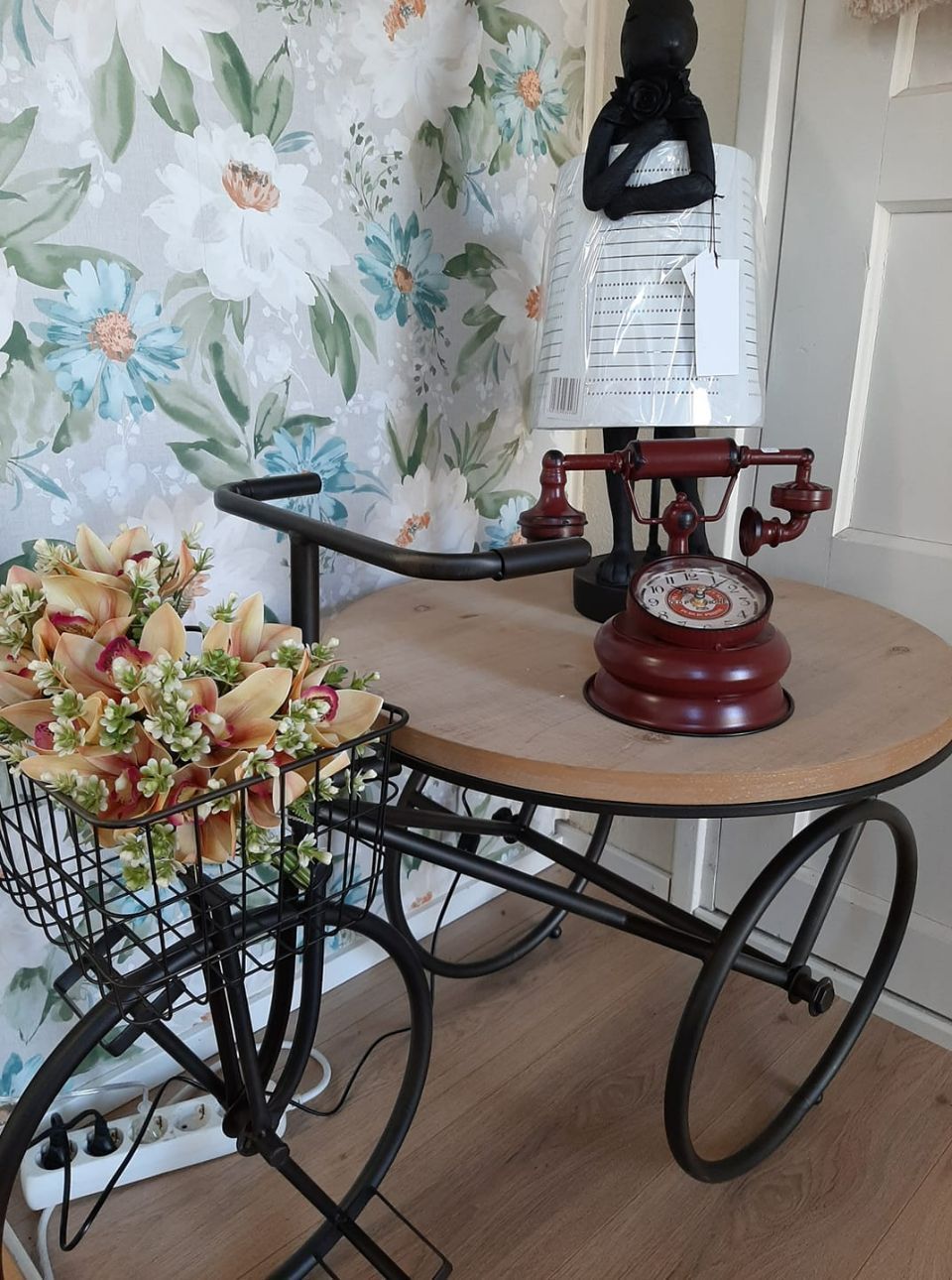 Vanha pyörä käytetty sivupöytänä