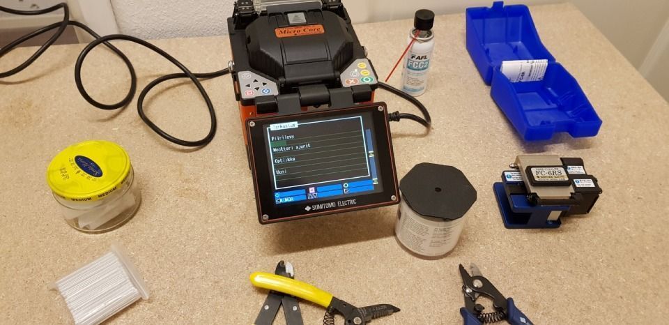 Sähköasentajan työvälineitä