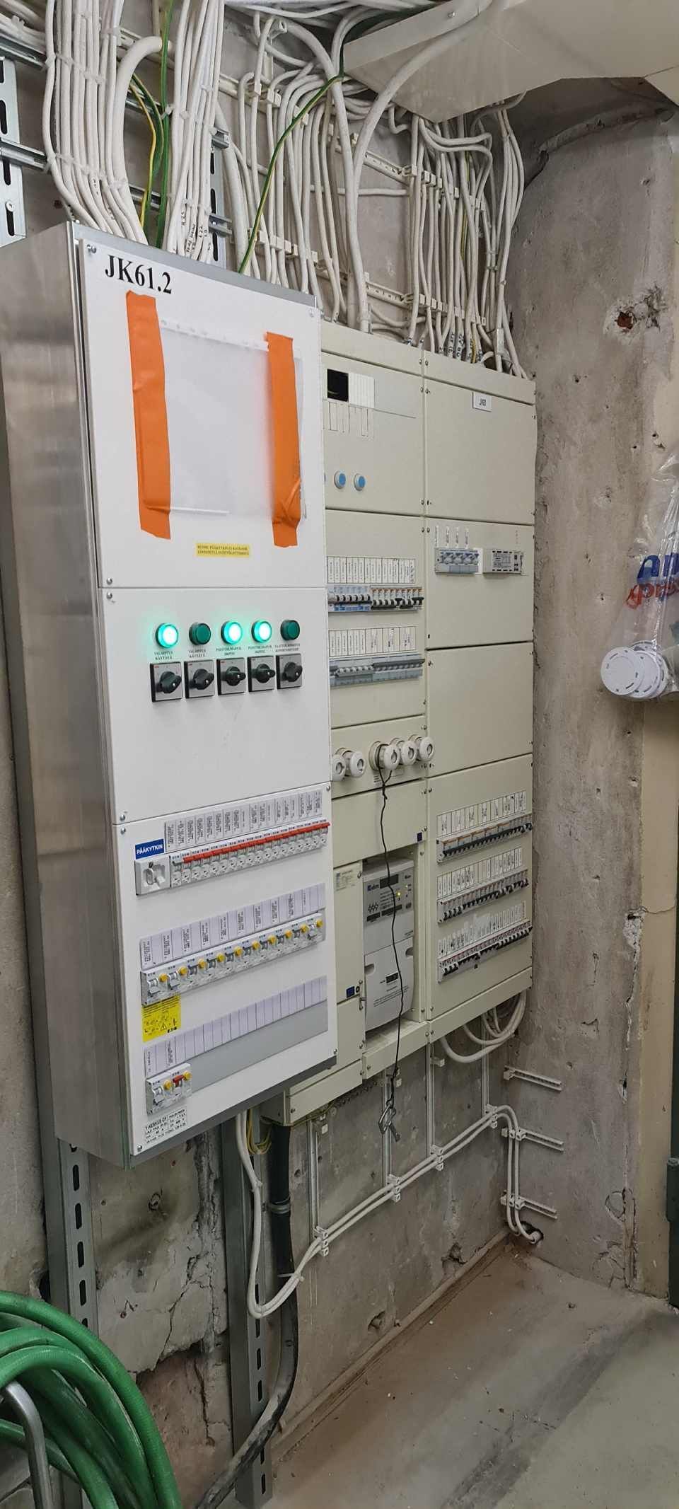 Kaksi sähkökaappia