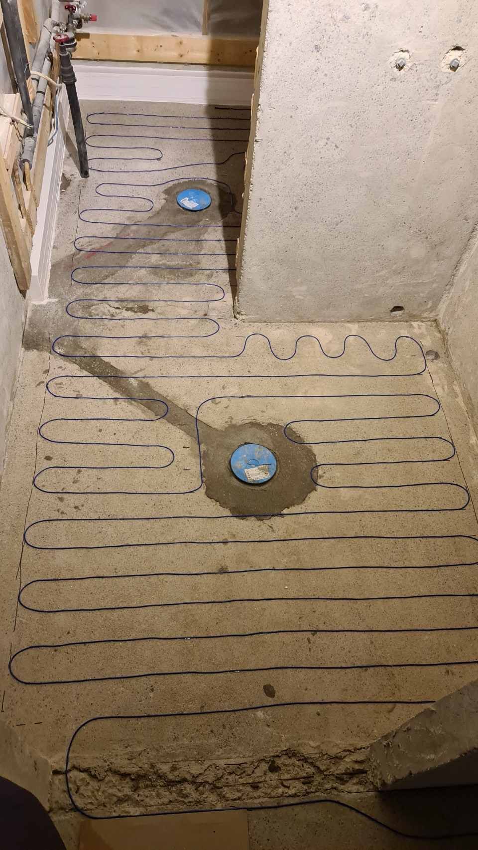 Lattialämmityksen asennus